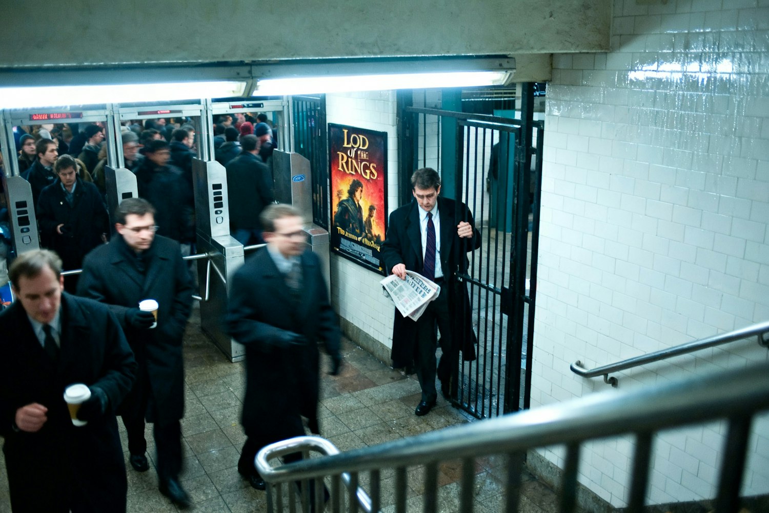 Kluczowe węzły przesiadkowe pozwalają sprawnie zmienić środek transportu z autobusu na metro lub tramwaj.