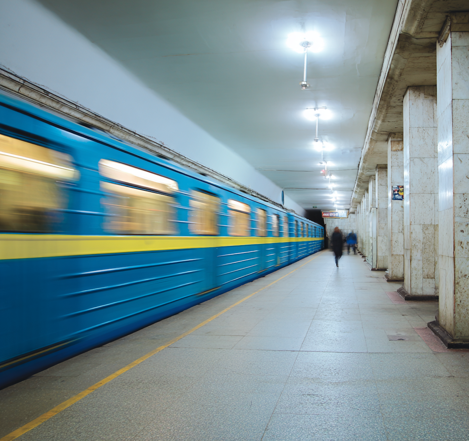 Kolej aglomeracyjna, jak SKM, to efektywny sposób na szybkie przemieszczanie się między odległymi dzielnicami a centrum Warszawy.