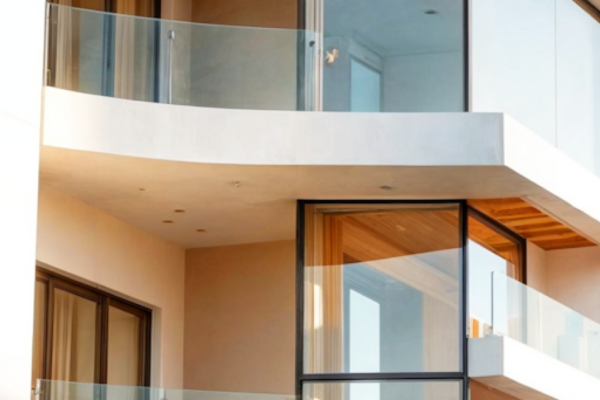 Artykuł porównuje analizę lokalnego rynku nieruchomości (np. mieszkania na sprzedaż we Włocławku, Olsztynie czy Elblągu) z procesem szukania niszy w dropshippin...