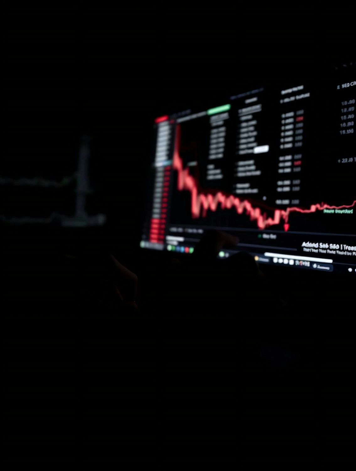 Osoba badająca różne rynki, symbolizując połączenie analizy nieruchomości i e-commerce.