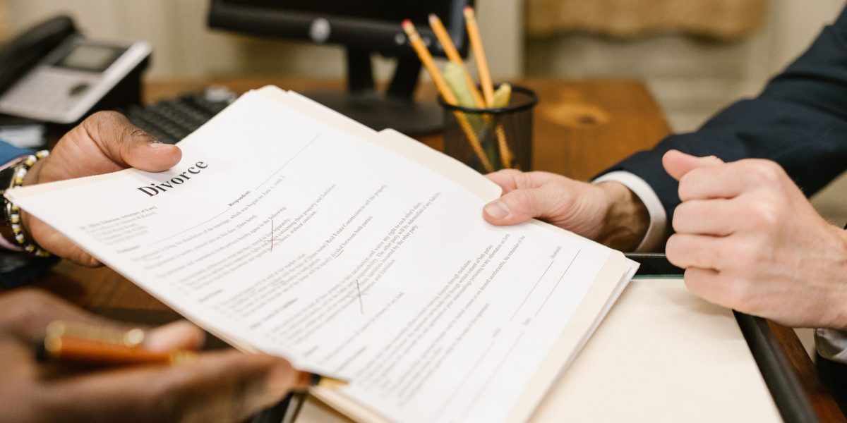 Profesjonaliści prowadzący negocjacje, symbolizujące budowanie relacji z dostawcami.