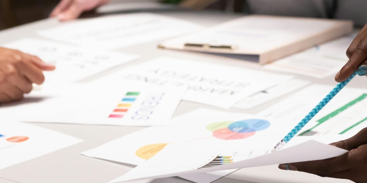 Zespół marketingowy podczas burzy mózgów, planujący kampanie reklamowe i strategie online.