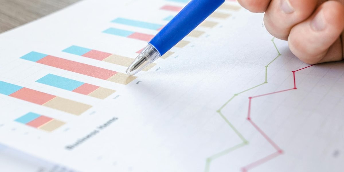Profesjonalista analizujący raporty finansowe, obrazujący proces oceny zwrotu z inwestycji (ROI) w e-service.